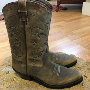 Ariat   Technology womens size 7.5 tan suede 3/4  cowboy boot.